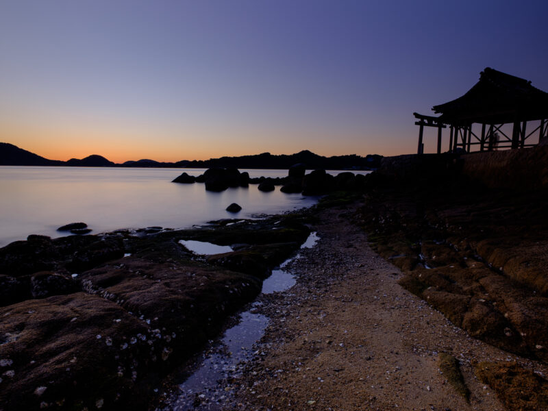 白石龍神社で夕景奇岩