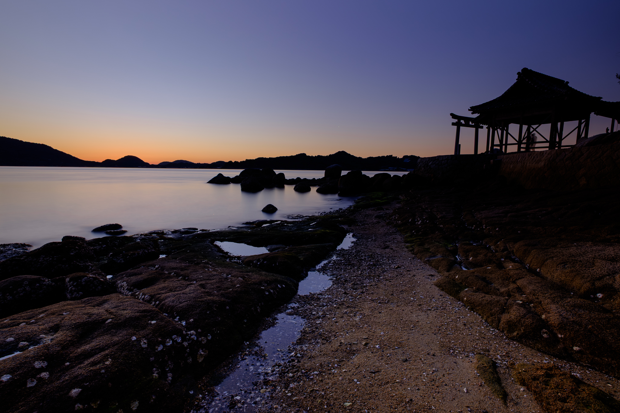白石龍神社で夕景奇岩