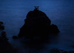 静寂の綱掛岩