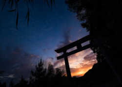 石鳥居と燃える空