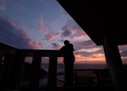 荒れ狂う風の中で