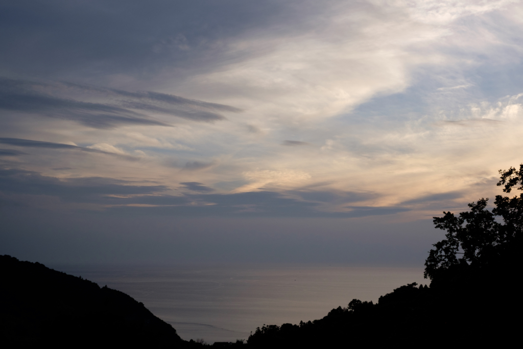 焼けない夕空とひぐらしの声