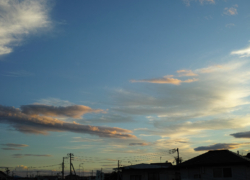 夏の夕空を出窓から