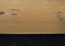 重い海に光差す