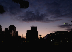 春の朝に白む空