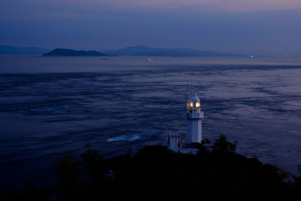 豊予海峡は青く暮れて