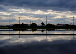 水鏡は妖しげな空を映して