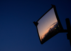 ミラーは暮れ残る色を映す