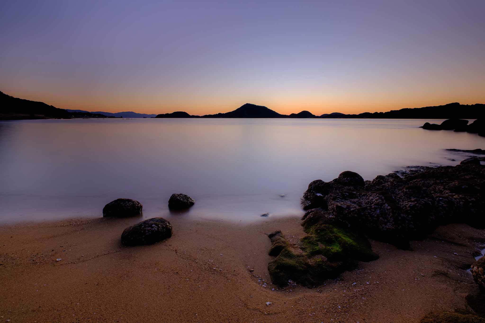 強風吹き荒ぶ海岸で