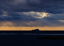 鬱々な空とクジラの島
