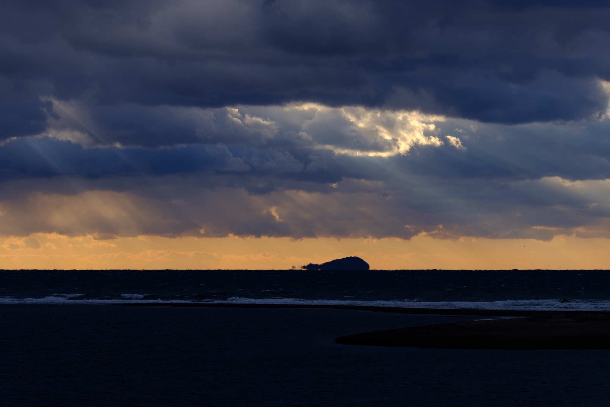 鬱々な空とクジラの島