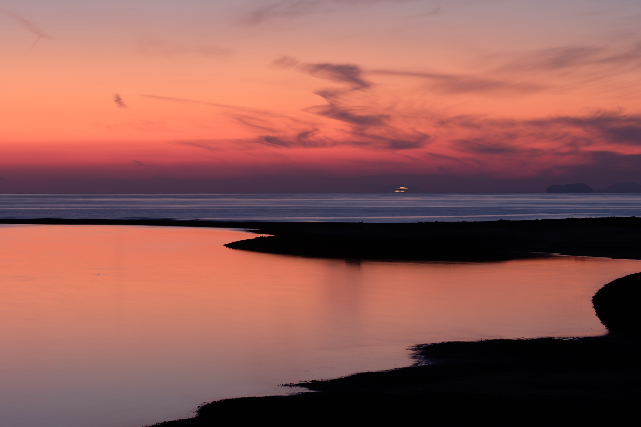 茜色、入江にたゆたう