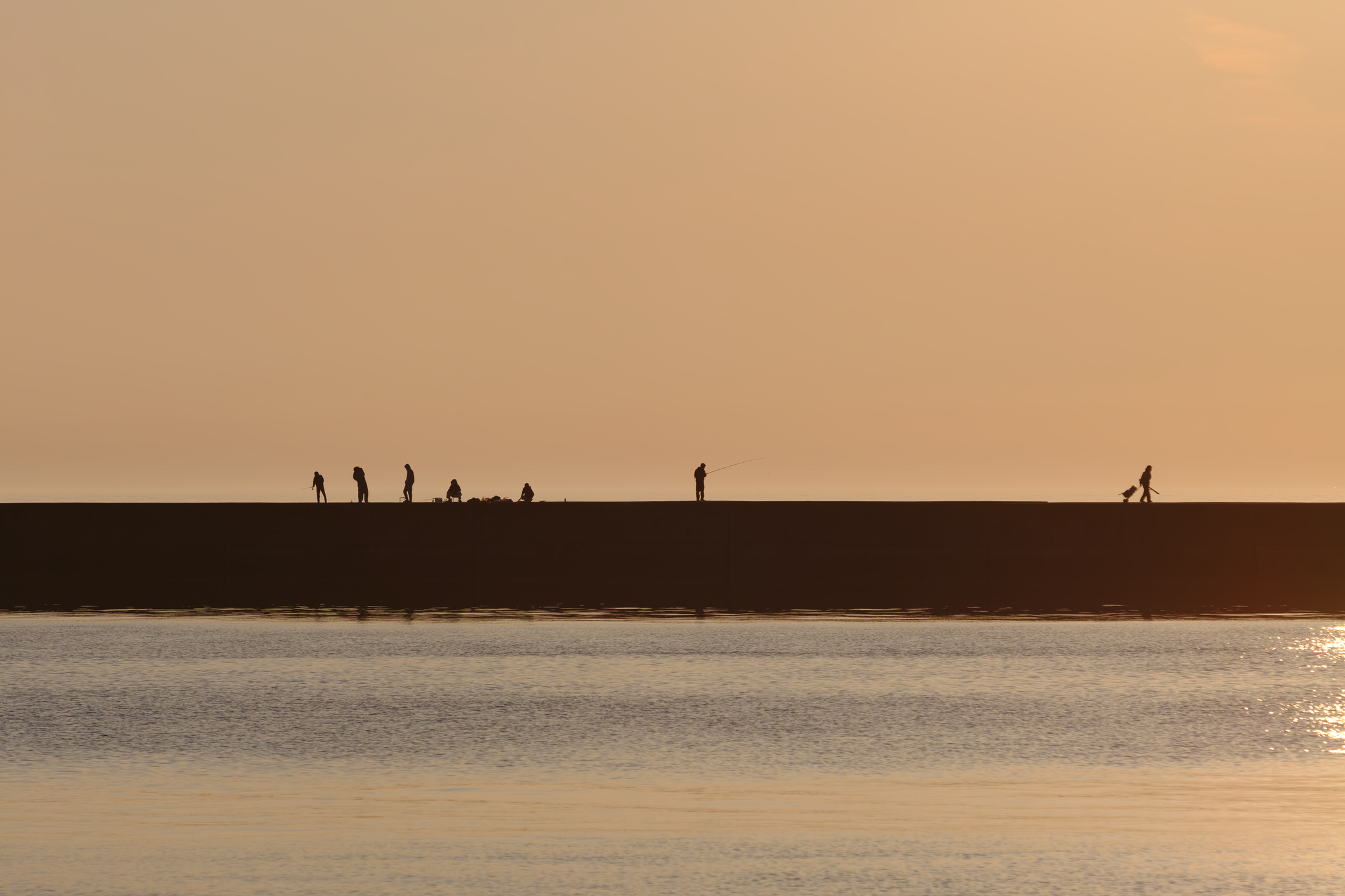 休日の防波堤では