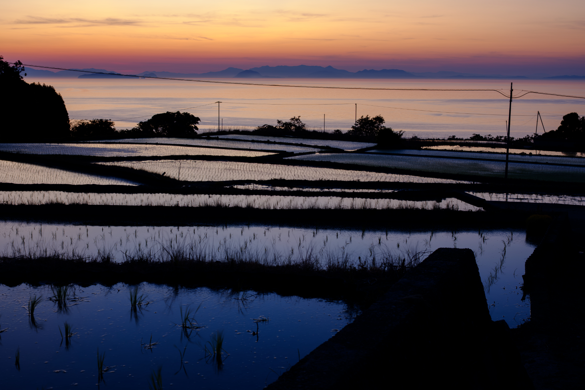 鏡田に沈む空